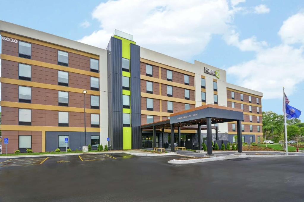 明尼通卡Home2 Suites By Hilton Minneapolis-Eden Prairie的前面有一个停车位的酒店