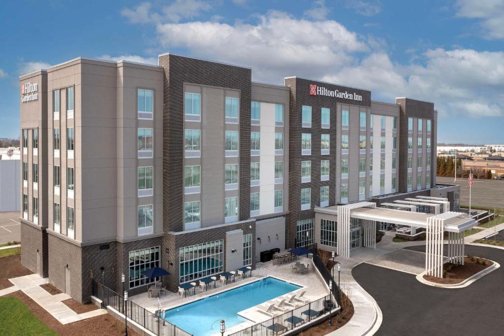 弗洛伦斯Hilton Garden Inn Florence Cincinnati Airport South的 ⁇ 染酒店,带游泳池