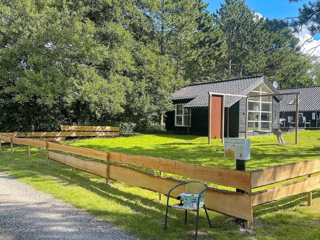 Øksenmølle8 person holiday home in Ebeltoft的房屋前的木栅栏
