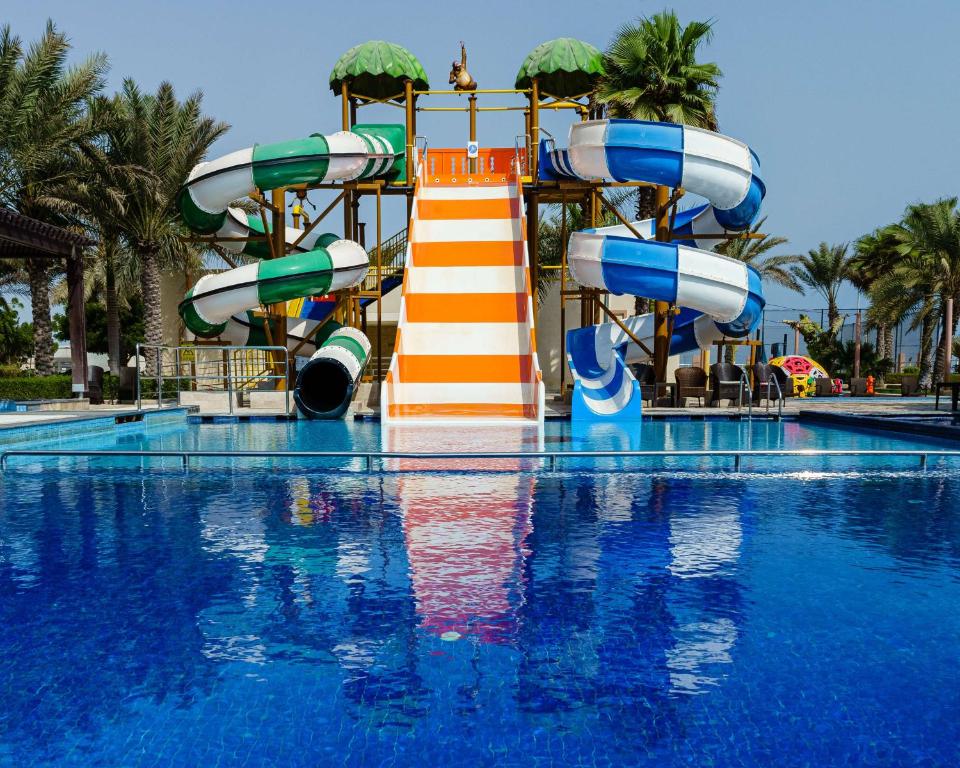 索哈尔Radisson Blu Hotel & Resort, Sohar的游泳池中间的水滑梯