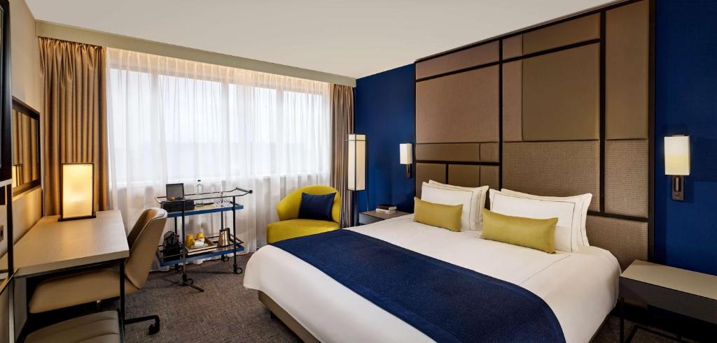 乌得勒支公园广场酒店&度假村的酒店客房设有一张大床和一张书桌。