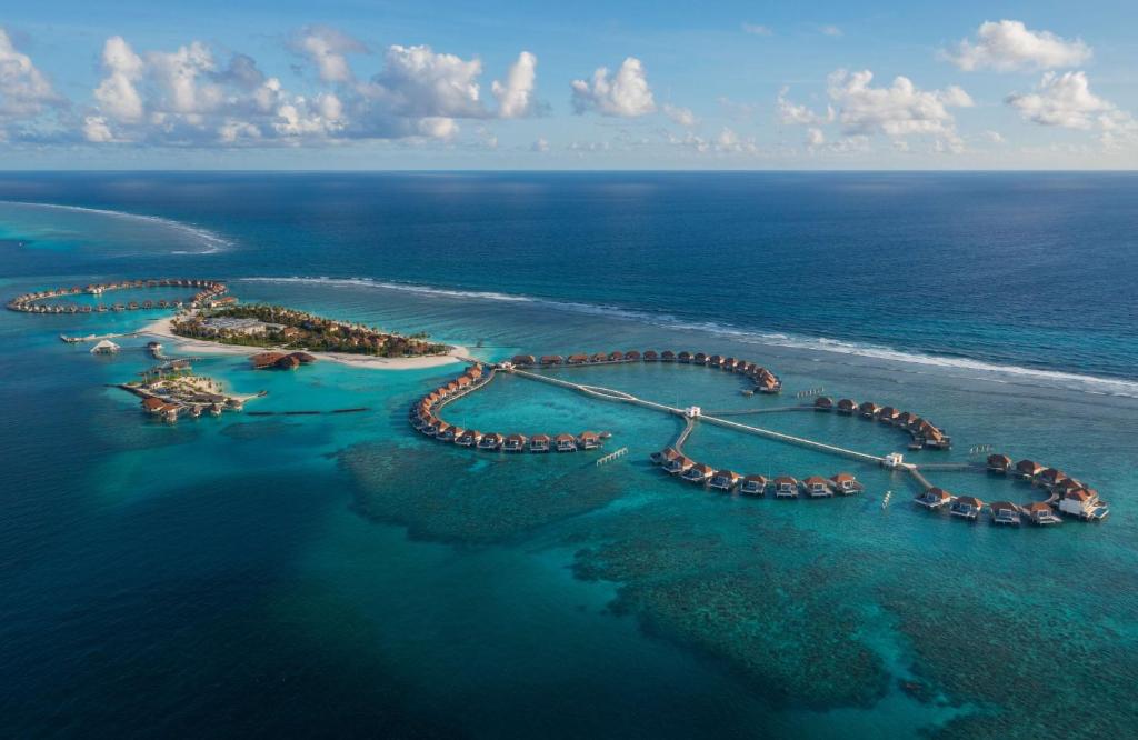 FenfushiRadisson Blu Resort Maldives with 50 percent off on Sea Plane round trip 03 nights & above的海洋岛屿的空中景观