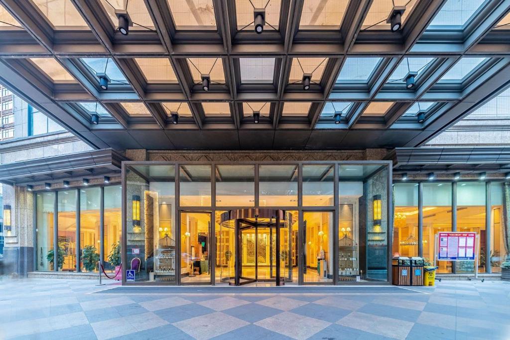 宜昌华美达宜昌大酒店的一座大型建筑,设有玻璃门和窗户