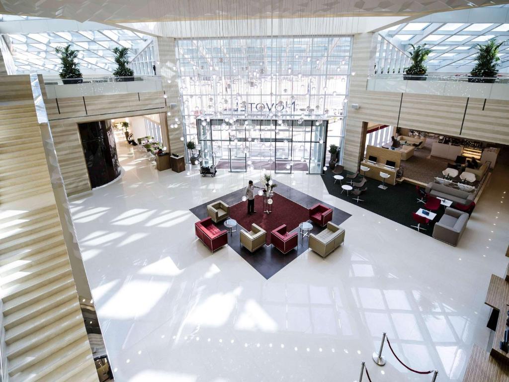 富查伊拉诺富特富查伊拉酒店的享有大堂的顶部景致,配有桌椅