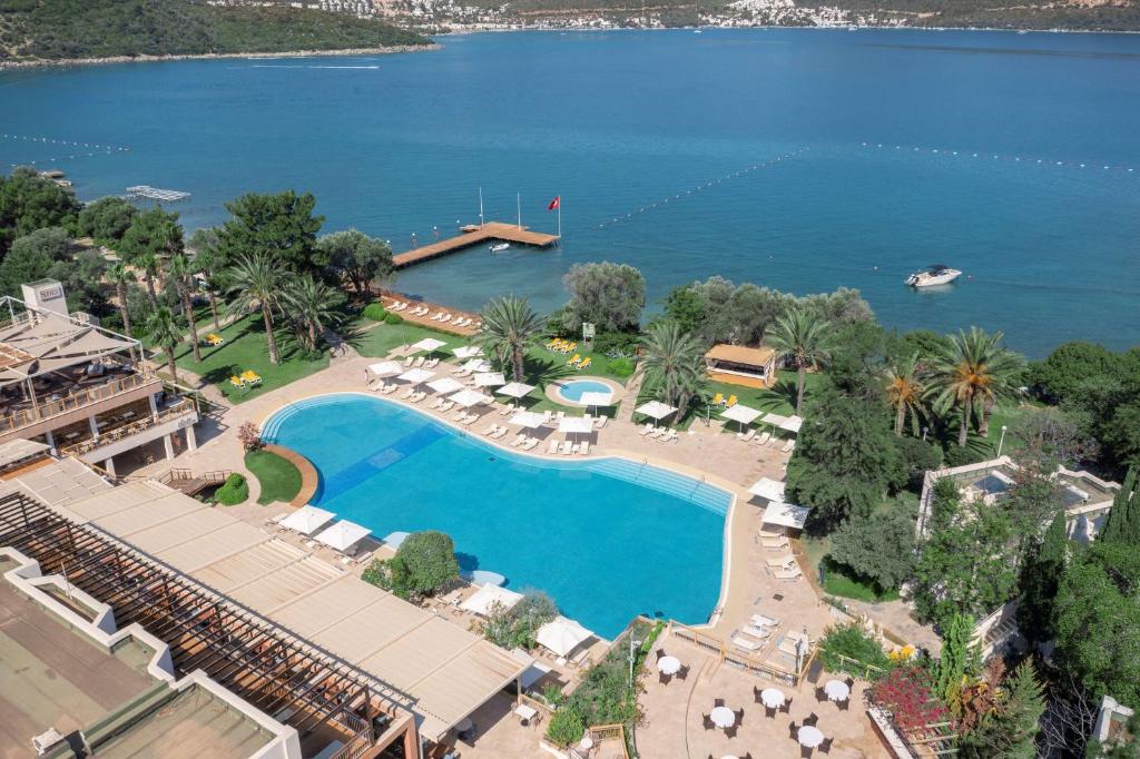 托尔巴DoubleTree by Hilton Bodrum Isil Club All-Inclusive Resort的享有度假村的空中景致,设有大型游泳池