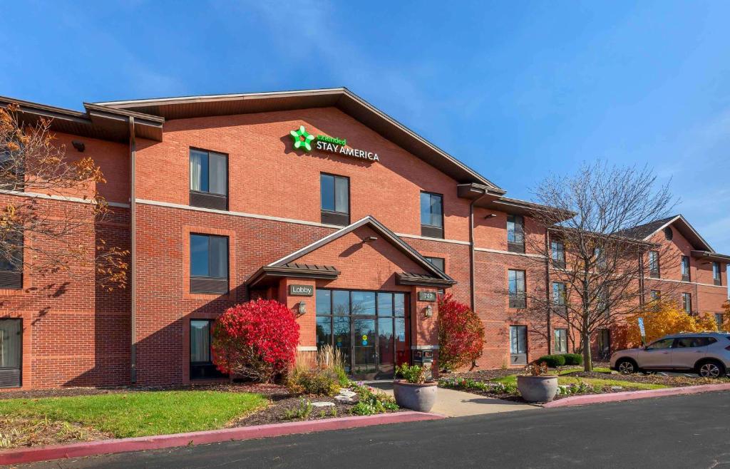 罗克福德Extended Stay America Select Suites - Rockford - State Street的一座红砖建筑,上面有星星