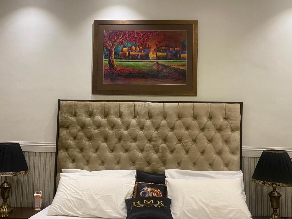 伊斯兰堡Hotel Milton的在酒店房间床上方的绘画