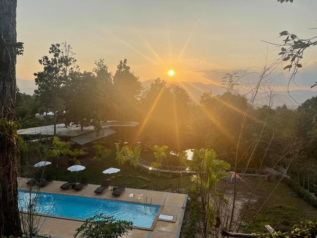 Ban Huai SaiHin Khong Villa - a tropical surprise的享有游泳池的日落美景