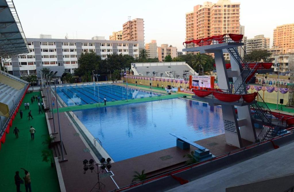 孟买Country Inn & Suites By Turtle的一座位于城市的大型游泳池,