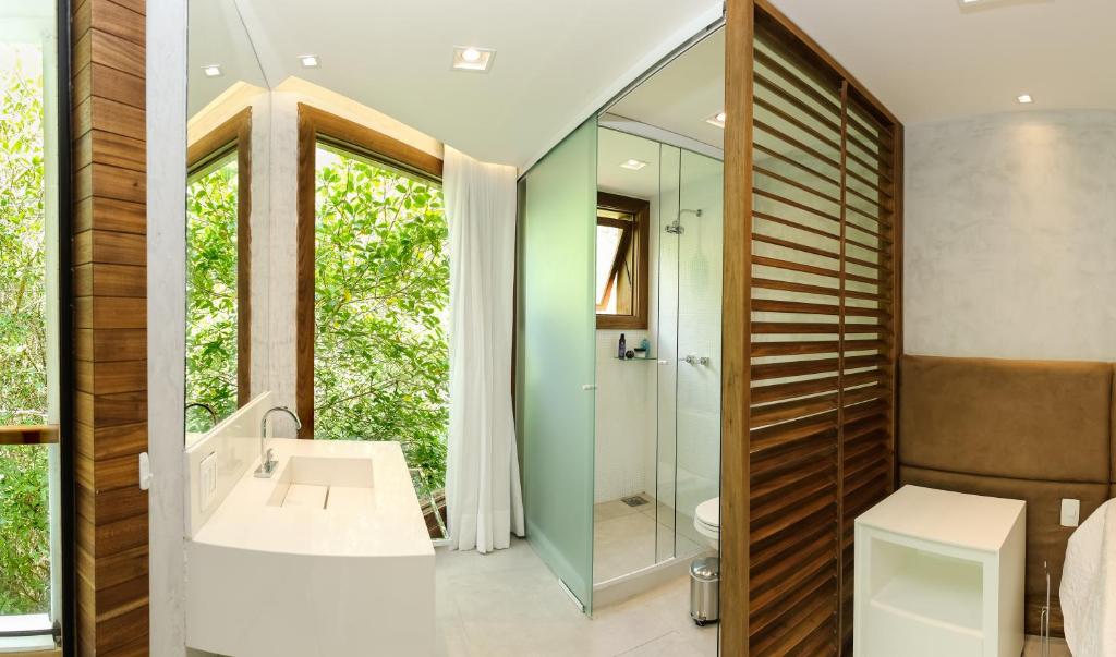 里约热内卢Veneza Carioca Hotel Bout的带浴缸、水槽和淋浴的浴室