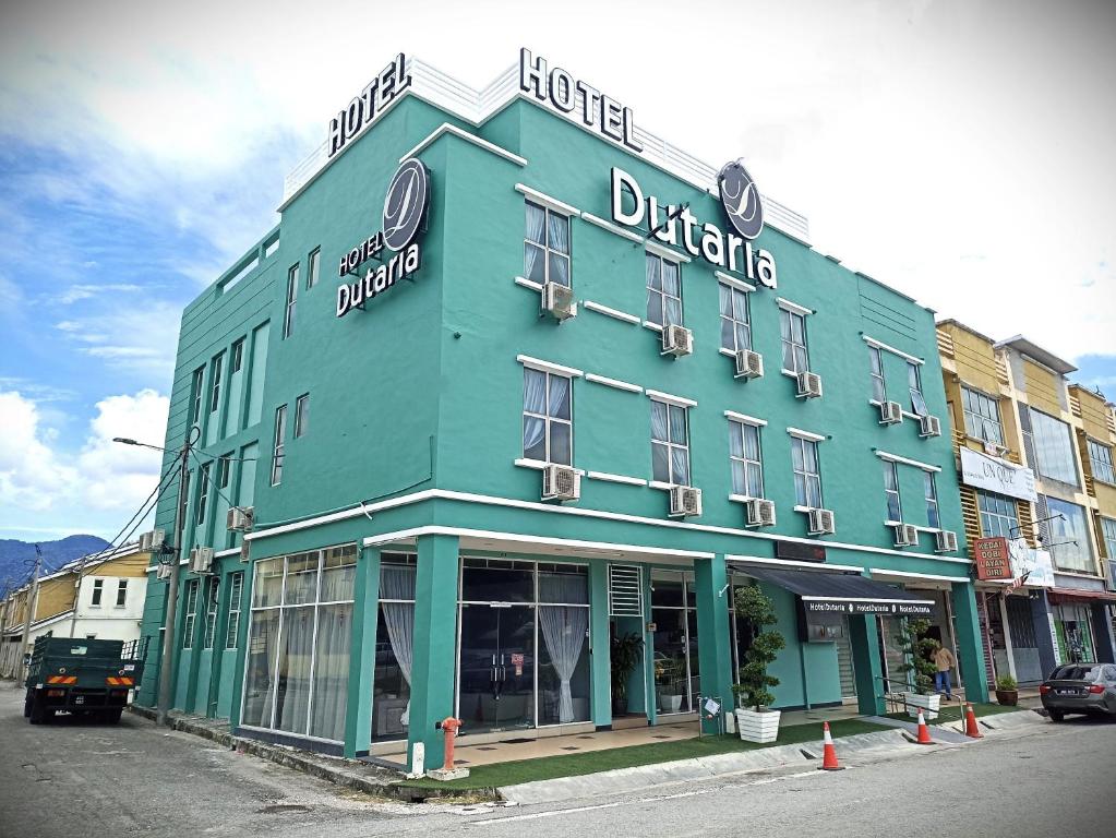 怡保杜塔利亚公寓式酒店的街道边的蓝色建筑