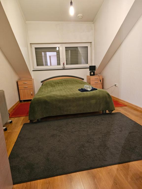 埃特尔布吕克Chambre privé dans belle maison 2的一间卧室配有一张大床和一张大地毯。