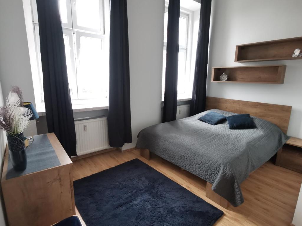 Apartament na Rynku w Gnieźnie客房内的一张或多张床位