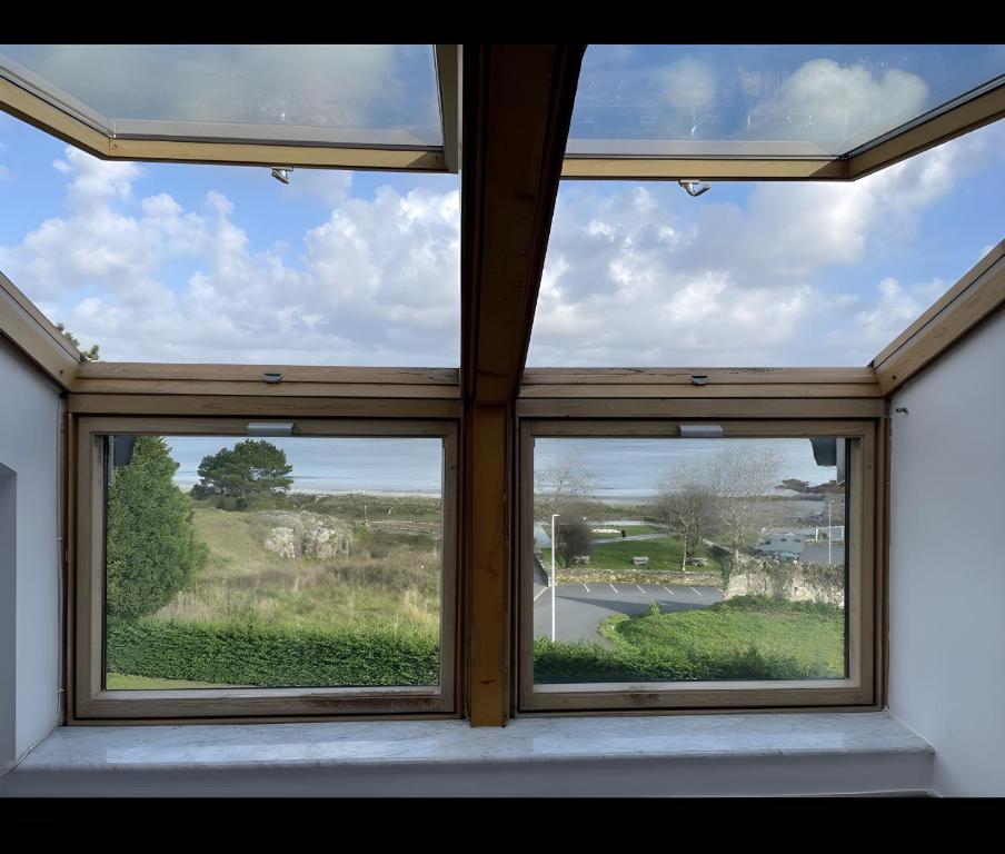菲尼斯特雷Apartamento Mar de Ardora Finisterre的带三扇窗户的房间的窗户
