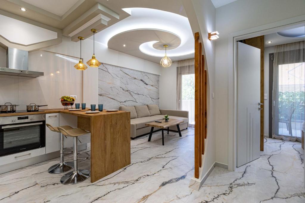 尼坡帝Sergio Luxury Appartment的一间厨房和客厅,铺有大理石地板。
