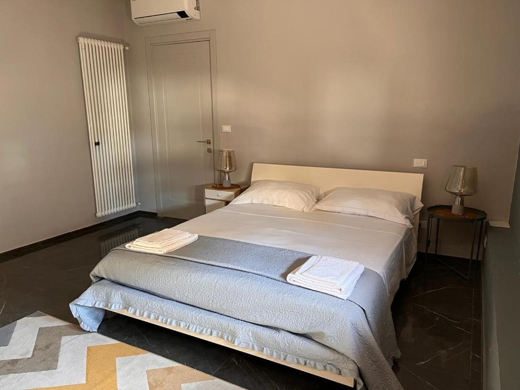 蒙特卡蒂尼泰尔梅Casa Cavour的一间卧室配有一张带2个床头柜的大床