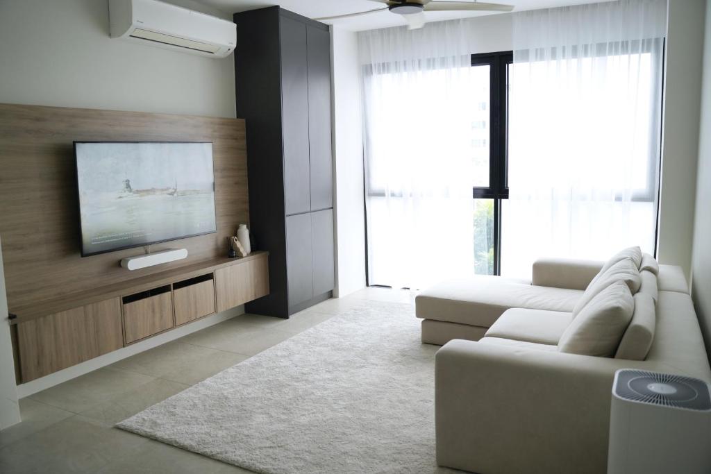 八打灵再也Modern & Minimalist 2-Bedroom Apartment in PJ的带沙发和平面电视的客厅