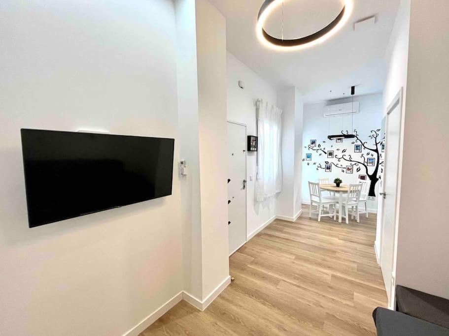 瓦伦西亚Acogedor apartamento 5 personas的客厅设有壁挂式平面电视。