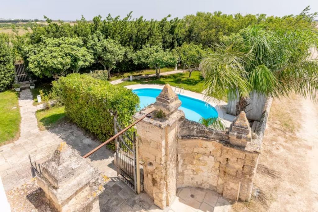 纳尔多Casale alle Vigne的享有庭院内游泳池的空中景致