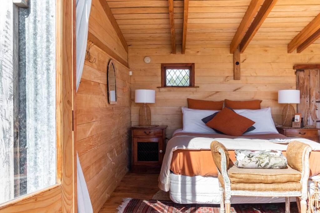 哈士汀FreeFall Hut的小木屋内一间卧室,配有一张床