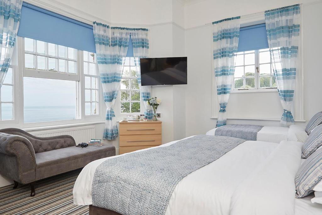 尚克林卢康蓓庄园乡间别墅酒店的一间卧室配有一张床、一把椅子和窗户。