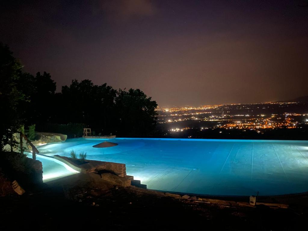 兰波雷基奥巴克里尔露营旅馆的一座晚上点亮的大型游泳池