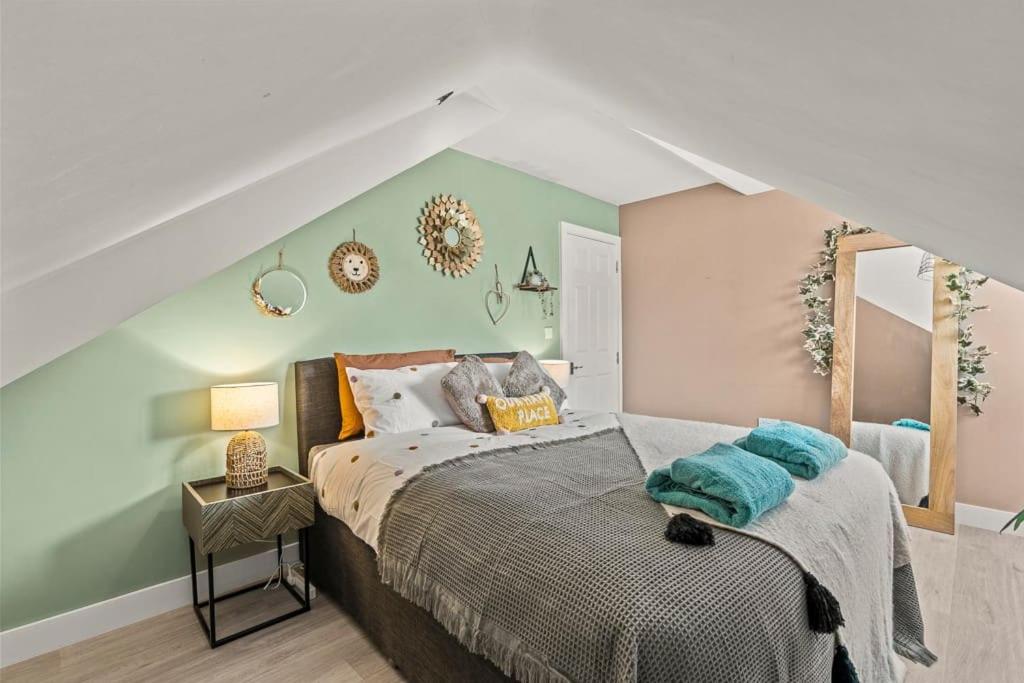 南安普敦Homely/Stylish 1 Bed* 3 Guests的一间卧室,卧室内配有一张大床