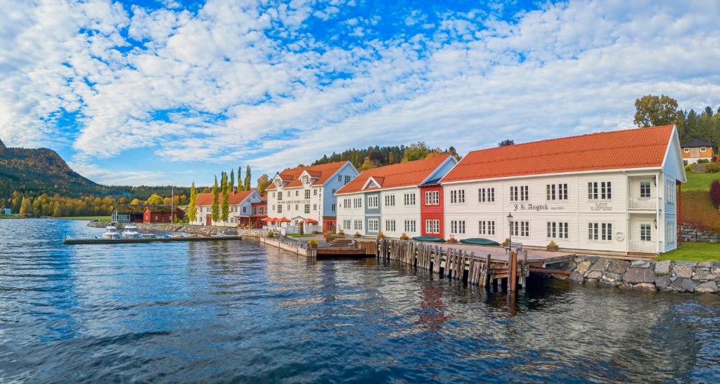 AngvikAngvik Gamle Handelssted - by Classic Norway Hotels的水体旁边的一排建筑物