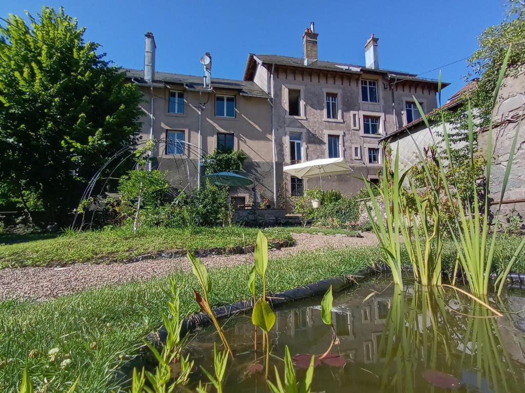 RochessonLa petite chouette的院子中的房屋和池塘