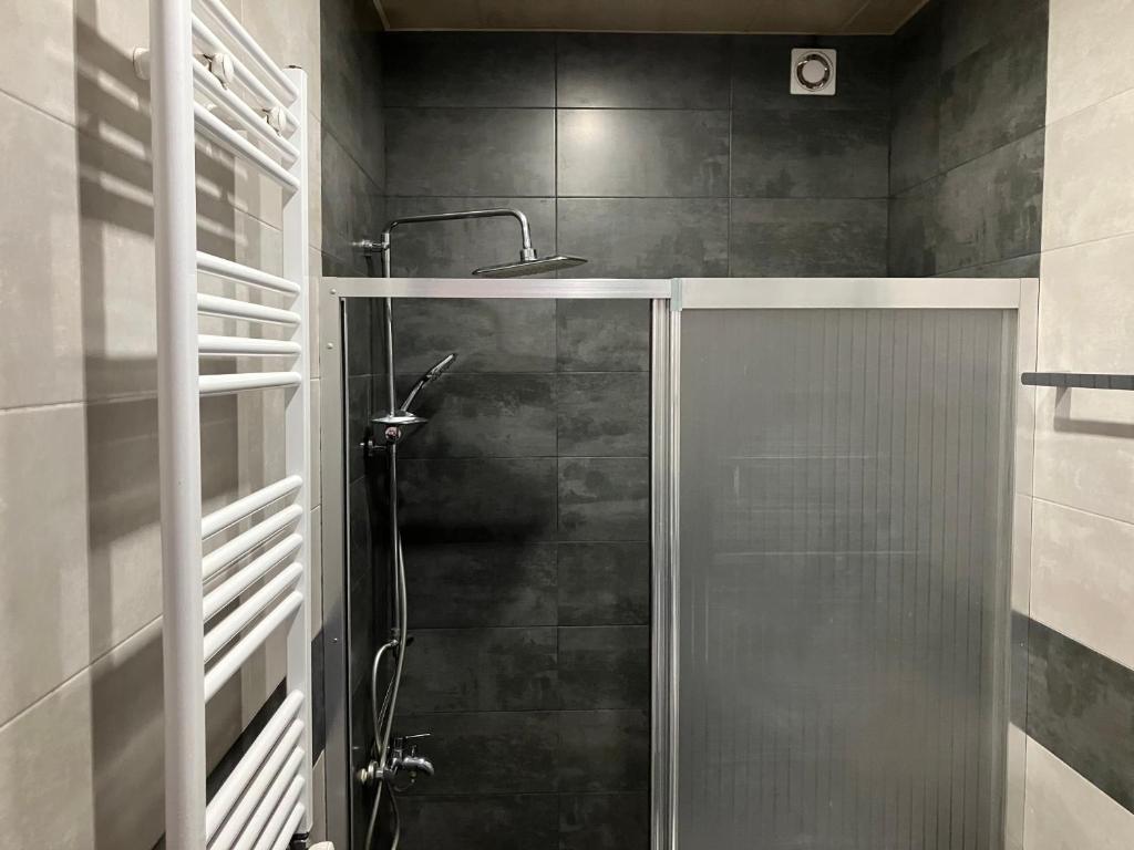 巴统Villa Old Batumi的浴室里设有玻璃门淋浴