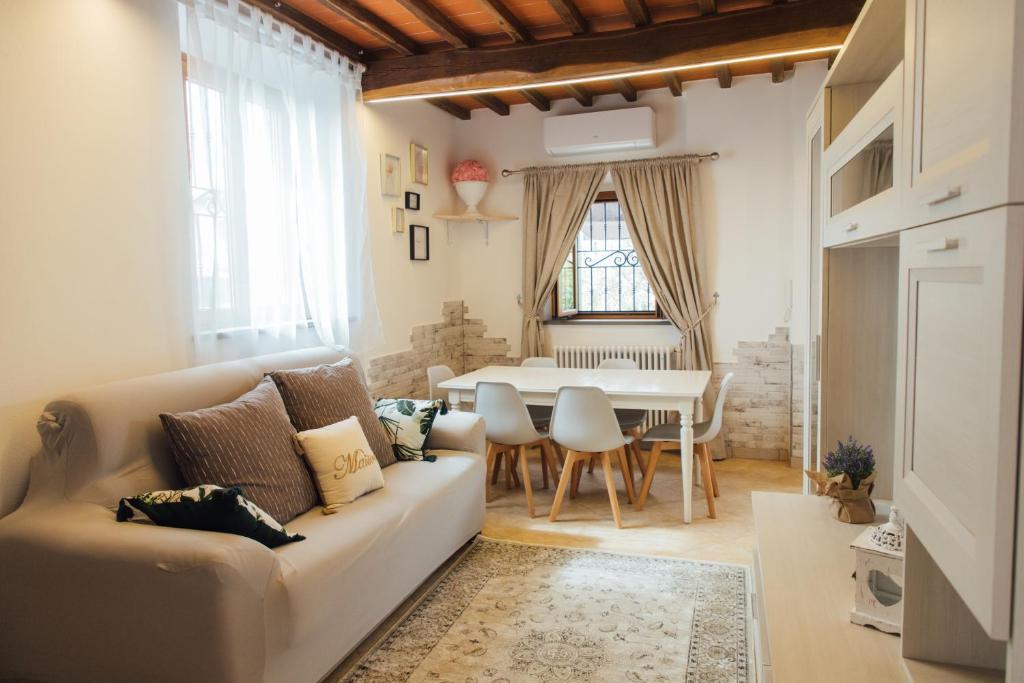 皮斯托亚Country Chic Pistoia-casa in campagna con giardino的客厅配有沙发和桌子