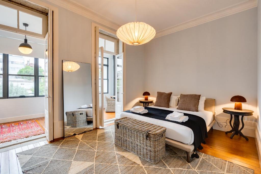 波尔图Porto Premium Villa的一间带特大号床的卧室和一间客厅