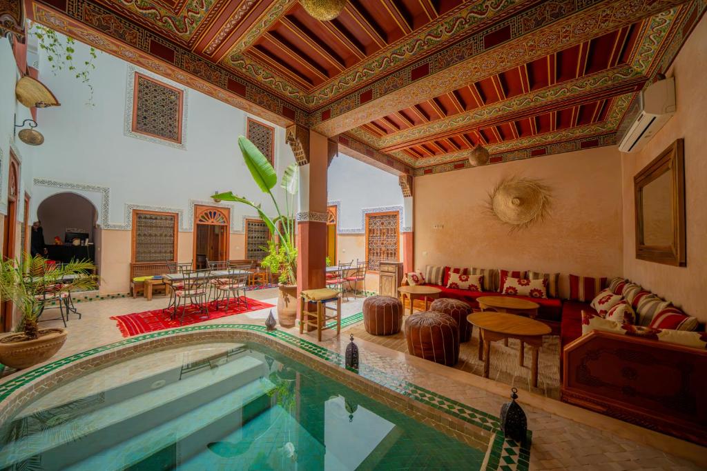 马拉喀什大戟摩洛哥传统庭院住宅的一座带大房间的房子里的室内游泳池