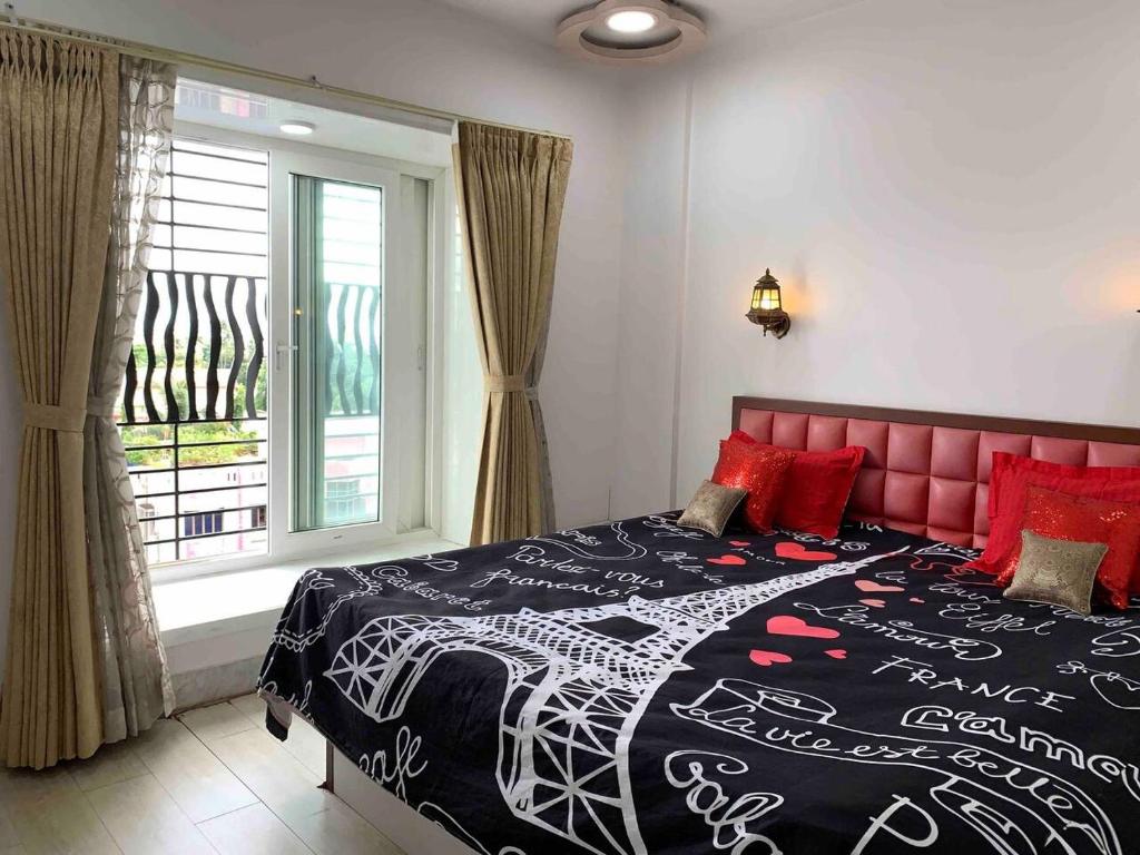 加尔各答Luxury 3BHK Aprtmnt City View Balcony HSpeed Wifi Free Parking的一间卧室配有一张带红色床头板的床和窗户