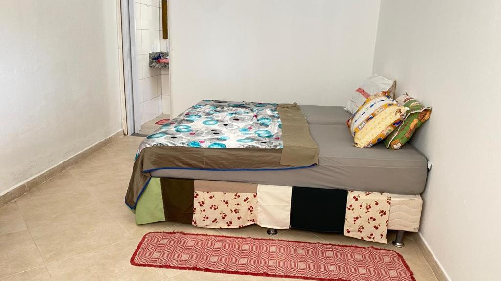 普拉杜Casa de Praia do Marcinho的一间带两张床的卧室和红色地毯