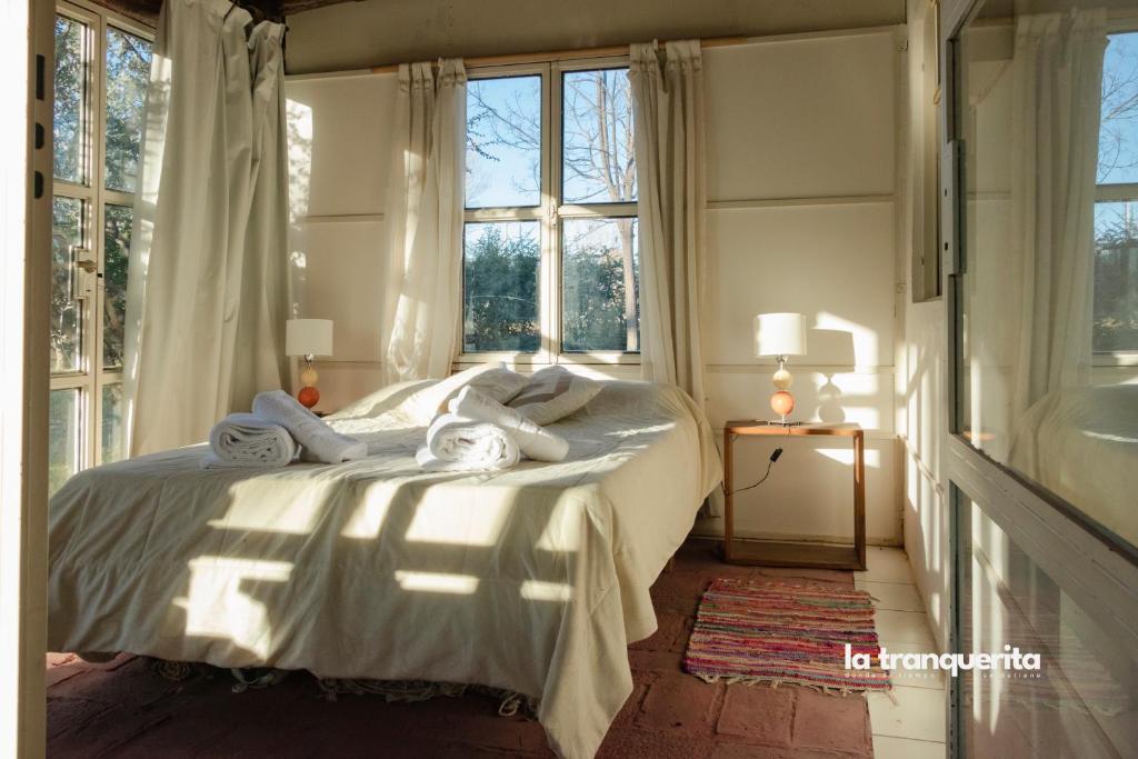 圣拉斐尔Finca La Tranquerita的一间卧室配有带毛巾的床