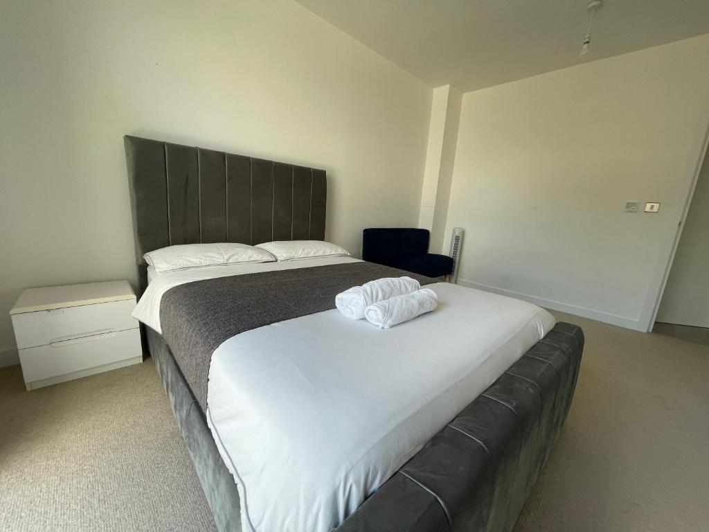 伦敦The Perfect inn的一间卧室配有一张大床和黑色床头板