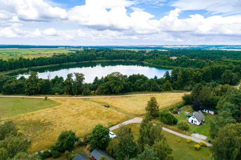 VeberödStuga i Vomb的享有湖泊和房屋的空中景致