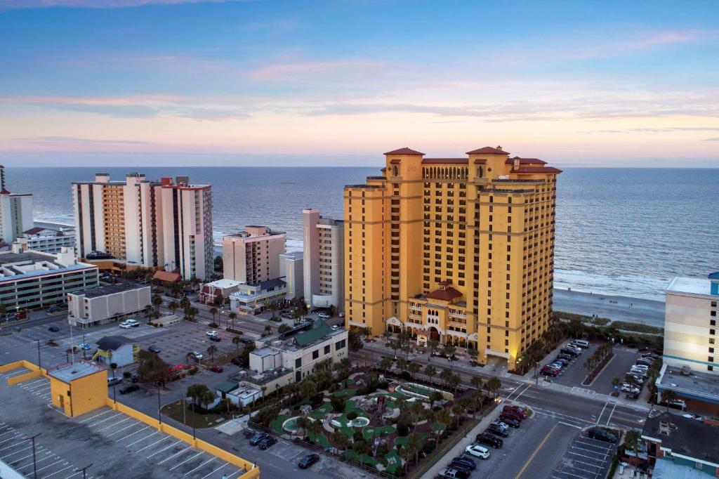 默特尔比奇Hilton Grand Vacations Club Anderson Ocean Myrtle Beach的俯瞰大海的城市