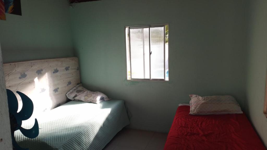 阿拉卡茹CASA DE TEMPORADA RECANTO FELIz 2的一间小卧室,配有床和窗户