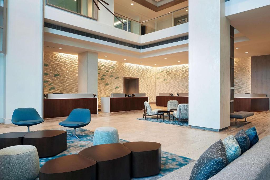 默特尔比奇Hilton Grand Vacations Club Ocean Enclave Myrtle Beach的医院大厅里摆放着椅子和桌子