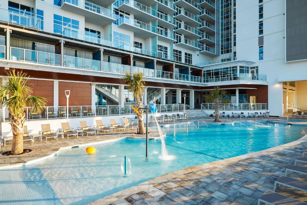 默特尔比奇Hilton Grand Vacations Club Ocean Enclave Myrtle Beach的建筑物前有喷泉的游泳池