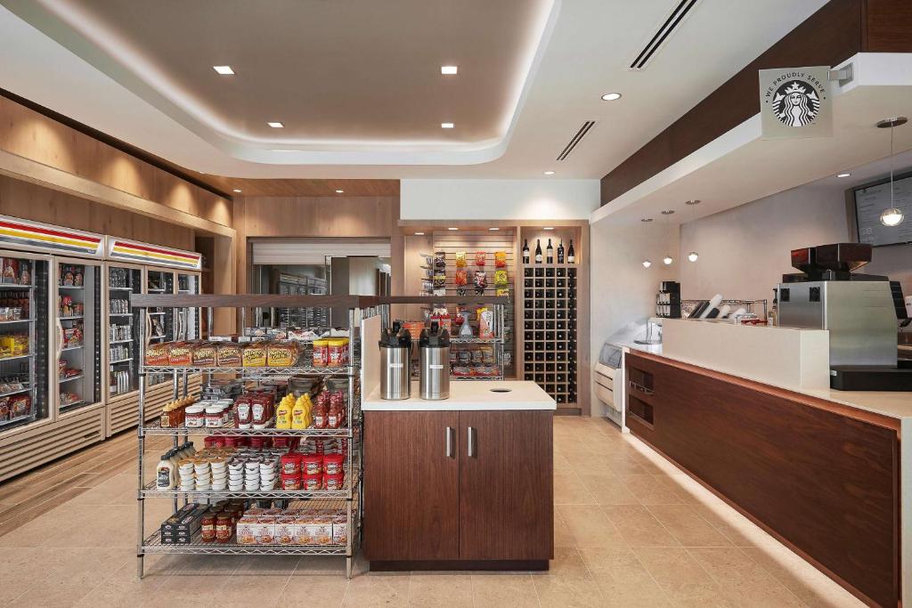 Hilton Grand Vacations Club Ocean Enclave Myrtle Beach的咖啡和沏茶工具