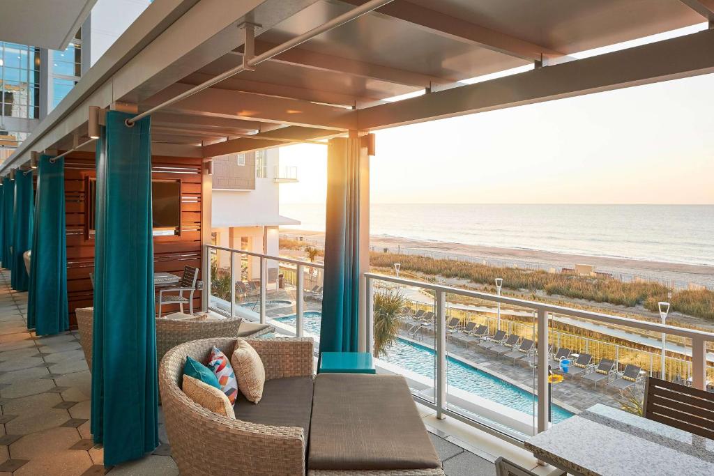 Hilton Grand Vacations Club Ocean Enclave Myrtle Beach的阳台或露台
