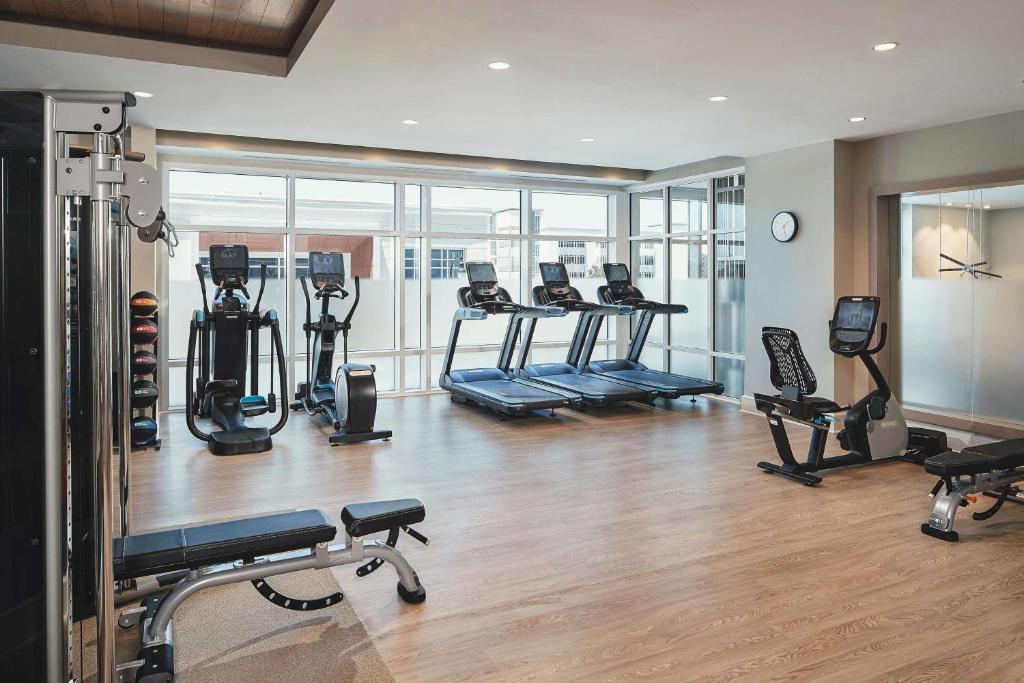 Hilton Grand Vacations Club Ocean Enclave Myrtle Beach的健身中心和&#47;或健身设施