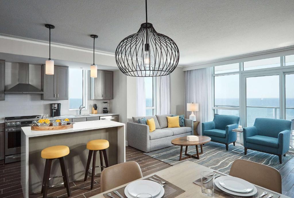 Hilton Grand Vacations Club Ocean Enclave Myrtle Beach的厨房或小厨房