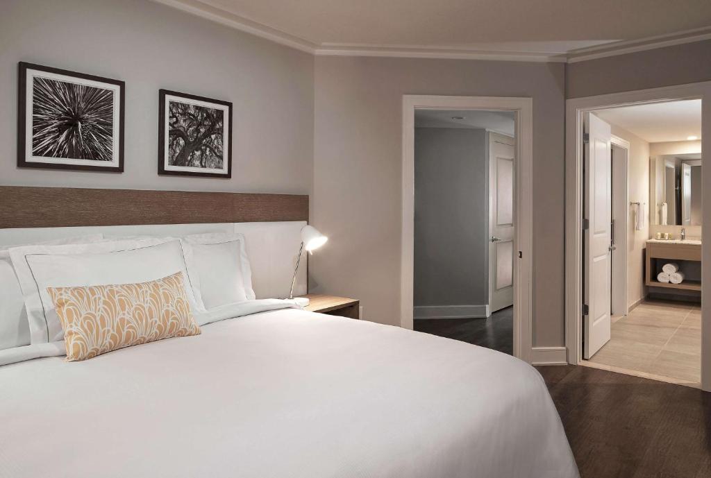 Hilton Grand Vacations Club Ocean Enclave Myrtle Beach客房内的一张或多张床位