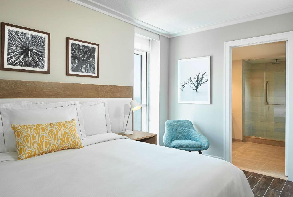 Hilton Grand Vacations Club Ocean Enclave Myrtle Beach客房内的一张或多张床位