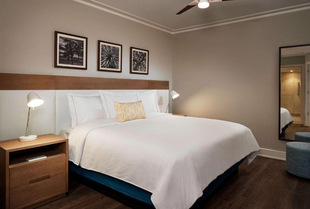 Hilton Grand Vacations Club Ocean Enclave Myrtle Beach客房内的一张或多张床位