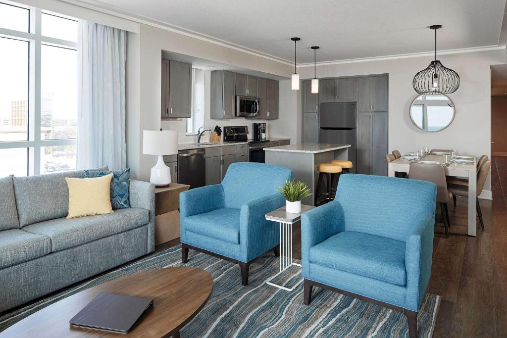 Hilton Grand Vacations Club Ocean Enclave Myrtle Beach的厨房或小厨房